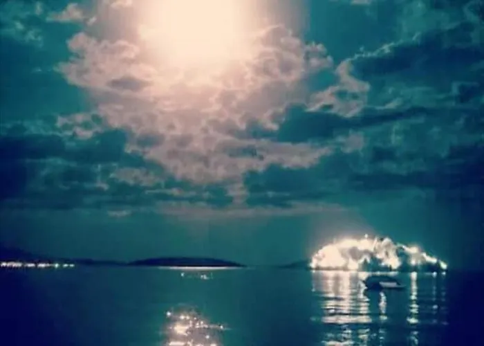 Arcadia Luxury Seaside Cuisine * Toló